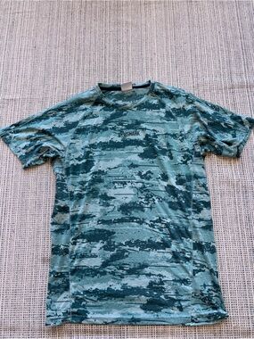 GYMSHARK Men's Camo Chalk T-Shirt Size L